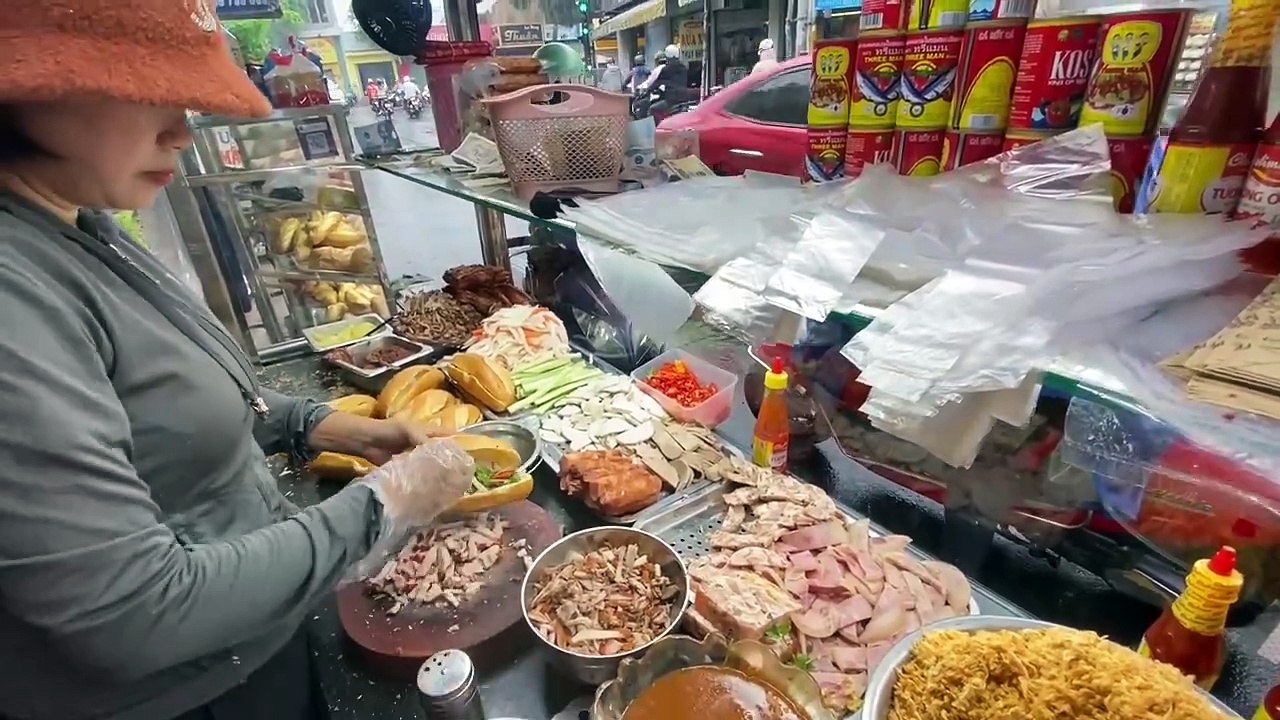 Crispy bread - Vietnamese street food (Bánh mì giòn rụm - món ăn đương phố Việt Nam)