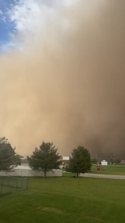 Intense Dust Storm Covers Sky in Thick Blanket of Dust in Illinois, USA
