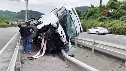 Ordu’da çay yüklü tır devrildi: Sürücü kolu koptu