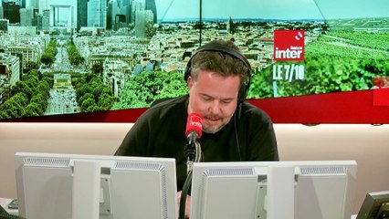 Matthieu Noël crée l'événement en présentant sa chronique complètement... habillé !