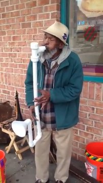 Con solo una tubería, este hombre demuestra que el talento no necesita instrumentos caros