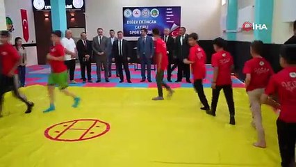 Valiyle öğrencilerin bilek güreşi renkli görüntüler oluşturdu