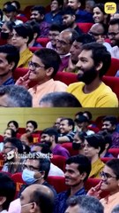 महिलाएँ कौन से कपड़े पहनें? || आचार्य प्रशांत