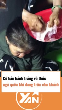 Cô bán bánh tráng vô thức ngủ quên khi đang trộn cho khách