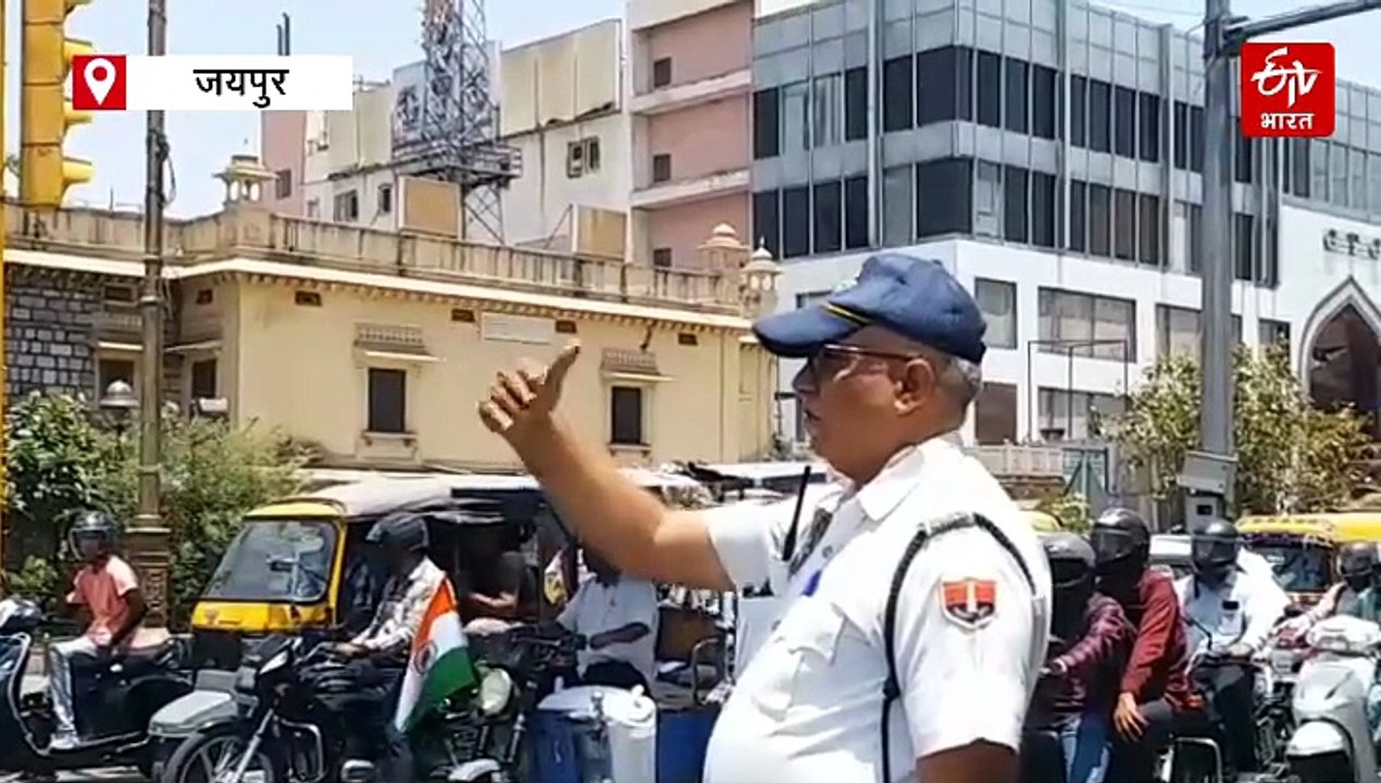 ट्रैफिक जवानों को धूप से बचाव के लिए बताए जा रह...
