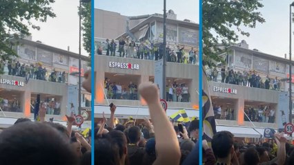 Fenerbahçe taraftarı, Espressolab'in önünden geçerken "yuh" çekti