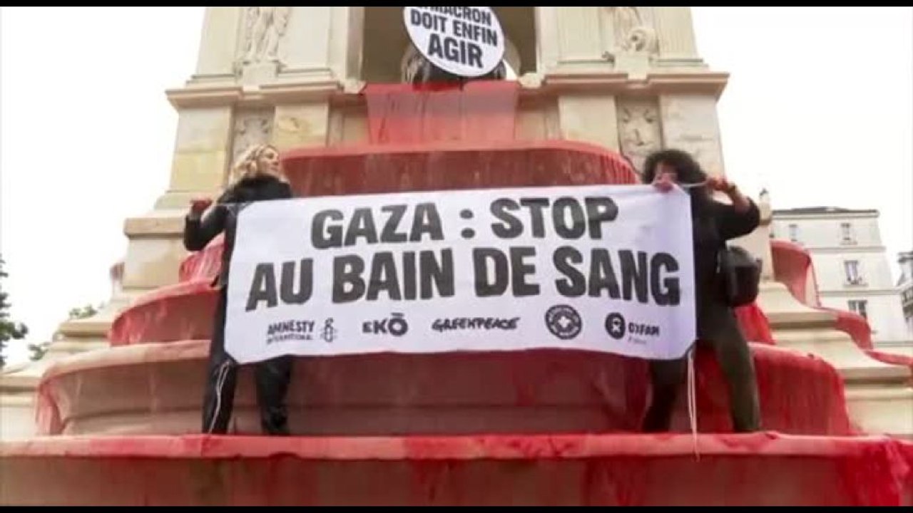 Gaza, a Parigi Oxfam e Greenpeace arrossano la Fontana degli Innocenti