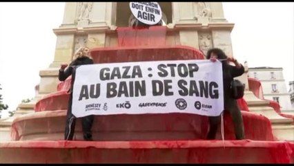 Gaza, a Parigi Oxfam e Greenpeace arrossano la Fontana degli Innocenti