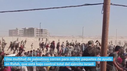Miles de palestinos acuden a recibir cajas de ayuda en Rafah