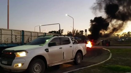 Vecinos de Ingeniero White realizan un acampe con cortes intermitentes