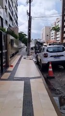 Morador da Ponta Verde filma poste caído sobre caminhão na manhã desta quarta (28)