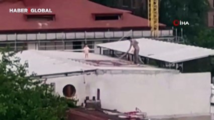 Yürekleri ağızlara getiren anlar! Çocuğu umursamadan çatıda halı yıkadı