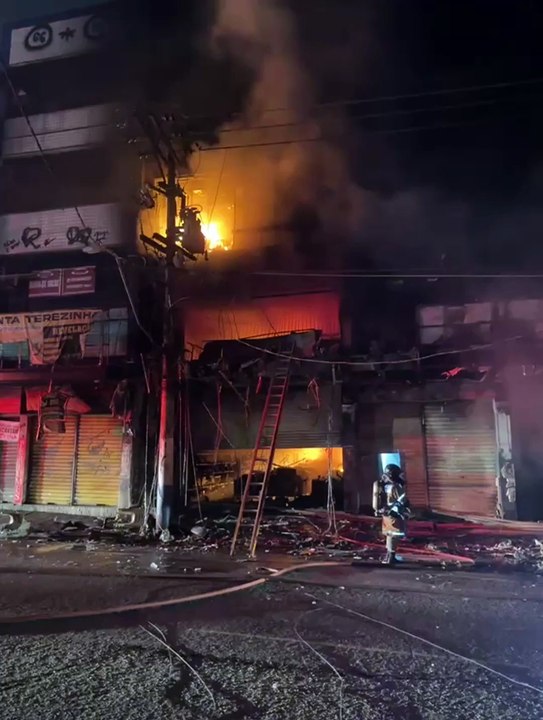 Incêndio de grandes proporções destrói prédio comercial na Baixada Fluminense