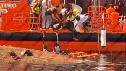 Varios muertos al volcar el cayuco en el que viajaban cuando estaban siendo rescatados