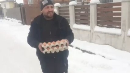 Man uses loud and humorous shouts to sell eggs on the street