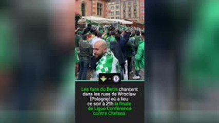 Ligue Europa Conférence - Les fans du Betis chantent avant d'aller au stade !
