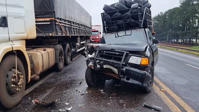 Trânsito lento por pane em caminhão termina em acidente na BR-277 em Cascavel