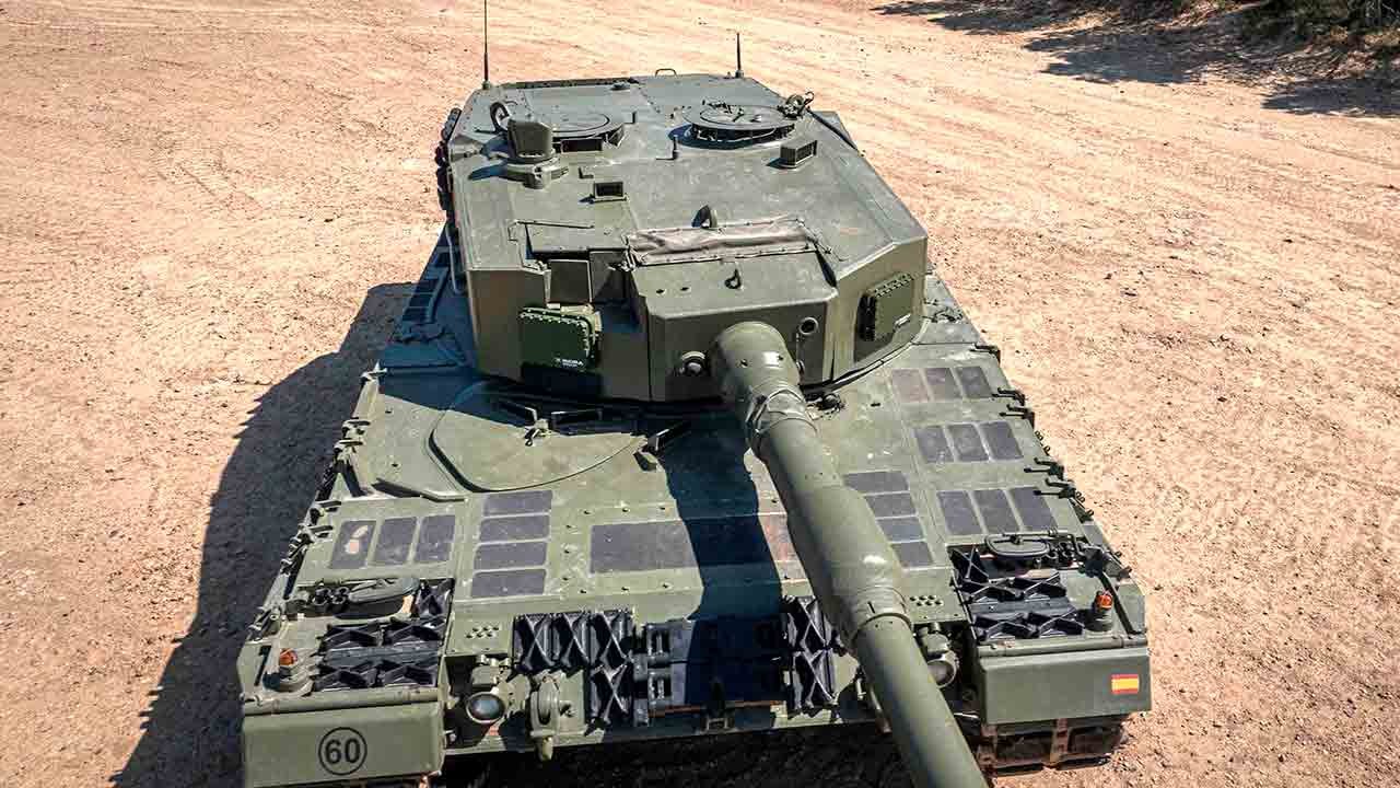 वीडियो: स्पेन ने लेओपार्ड टैंकों पर मिसाइलों और ड्रोन के खिलाफ गुप्त तकनीक का परीक्षण किया