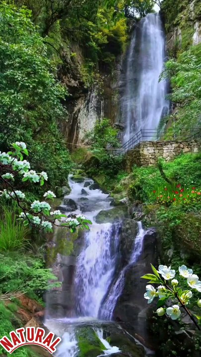 Beautiful scenery travel around the mountains and rivers to enjoy scenery