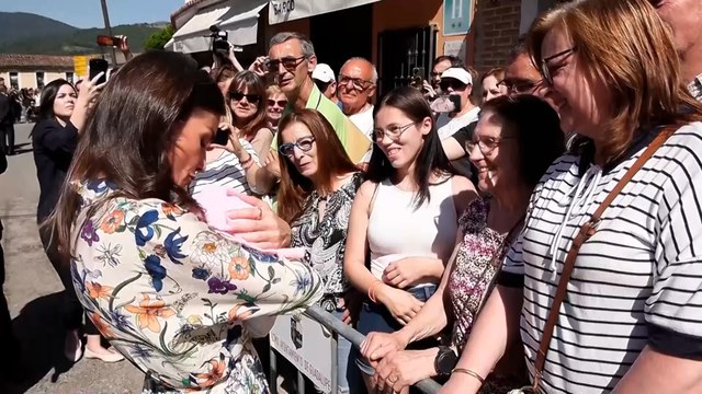 La tierna imagen de la Reina Letizia con un recién nacido durante su visita a Guadalupe (Cáceres)