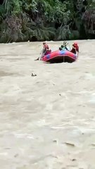 VIDEO: ¡Lo salvaron! Dramático rescate de un perrito arrastrado por el río Güejar en Colombia