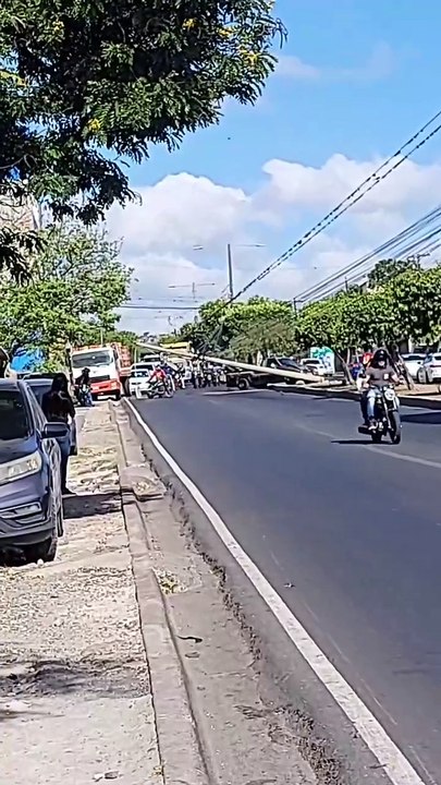 Poste caído en el bulevar Fuerzas Armadas