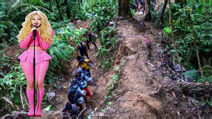 Hành trình gian nan tự trục xuất khỏi Mỹ