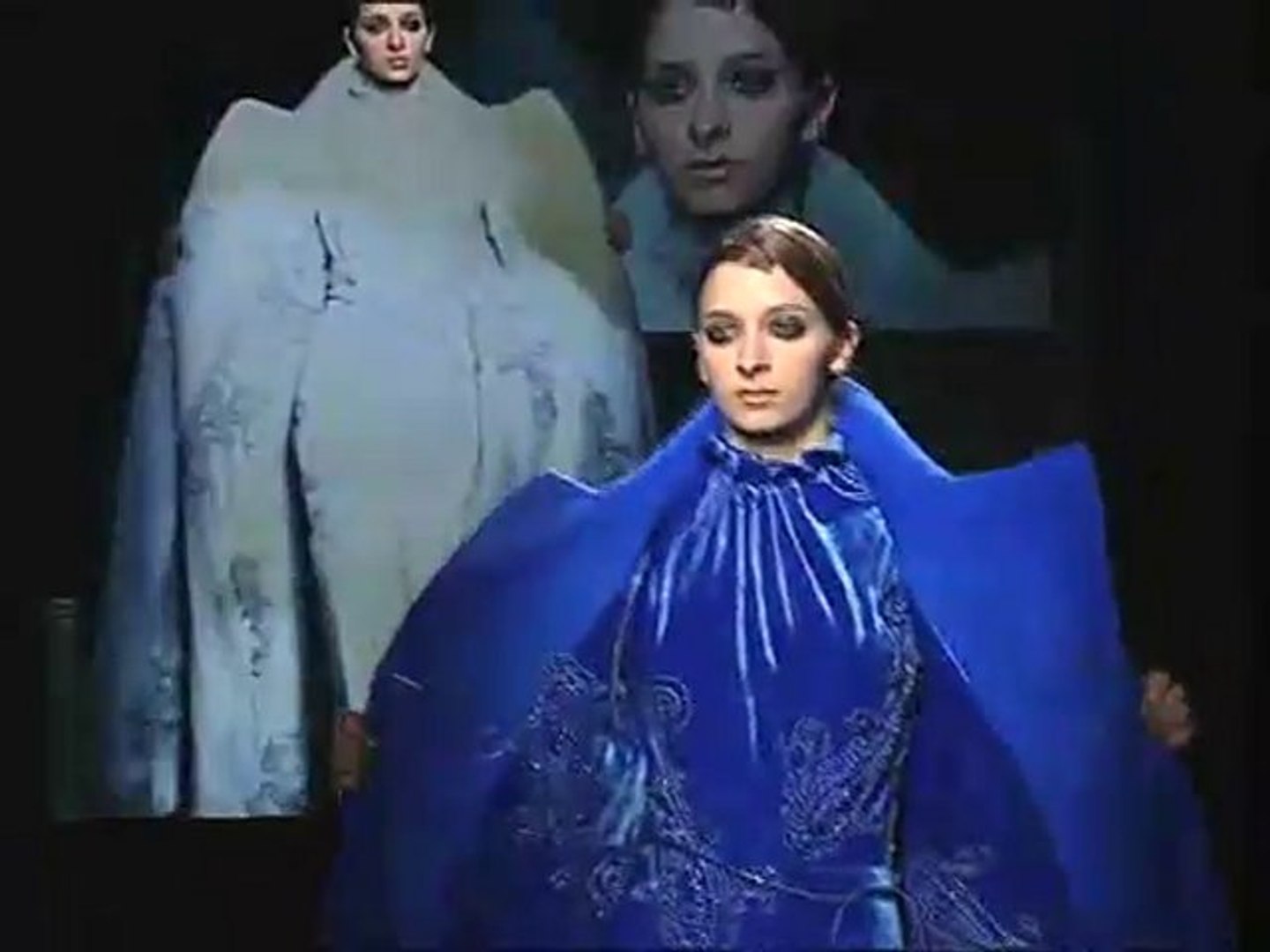 Viktor & Rolf Fall 2002 Fashion Show (Full) - 動画 Dailymotion Viktor & Rolf Fall 2002 Fashion Show (Full) - 動画 Dailymotion