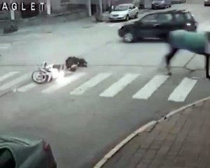 VIDEO: Motociclista fue embestida por un caballo suelto en plena vía pública