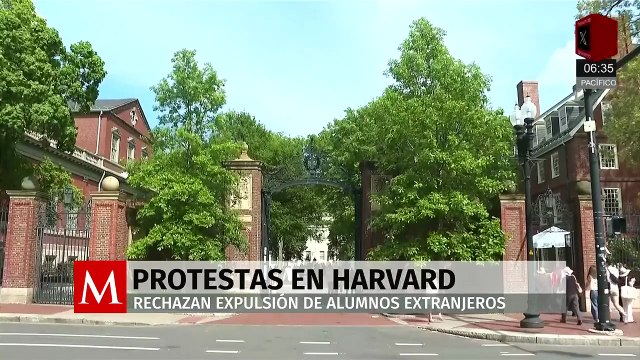 Estudiantes y profesores de Harvard protestan contra la expulsión de alumnos extranjeros