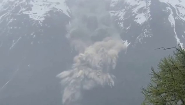 Imponente crollo del ghiacciaio a Blatten, Valais (Svizzera)