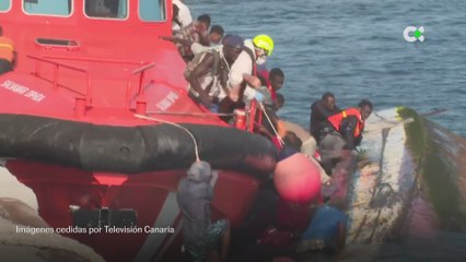 El momento en el que vuelca el cayuco y las tareas de rescate