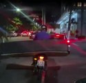 Vídeo mostra motociclista carregando cama-baú na garupa em Niterói