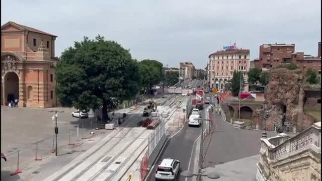 Bologna, il cantiere del tram arriva all'incrocio Indipendenza-Matteotti: «Punto nevralgico di tutto il traffico», il video