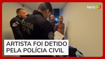 Veja o momento em que MC Poze do Rodo é preso por policiais em sua mansão no Rio de Janeiro