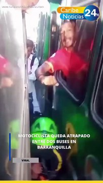 Un segundo de “viveza” casi le cuesta la vida: Motociclista quedó atrapado en medio de dos buses (Video)