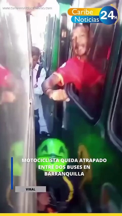 Un segundo de “viveza” casi le cuesta la vida: Motociclista quedó atrapado en medio de dos buses (Video)