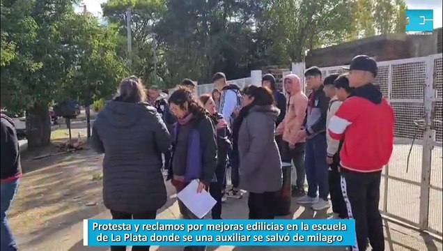 Protesta y reclamos por mejoras edilicias en la escuela de La Plata donde se una auxiliar se salvó de milagro