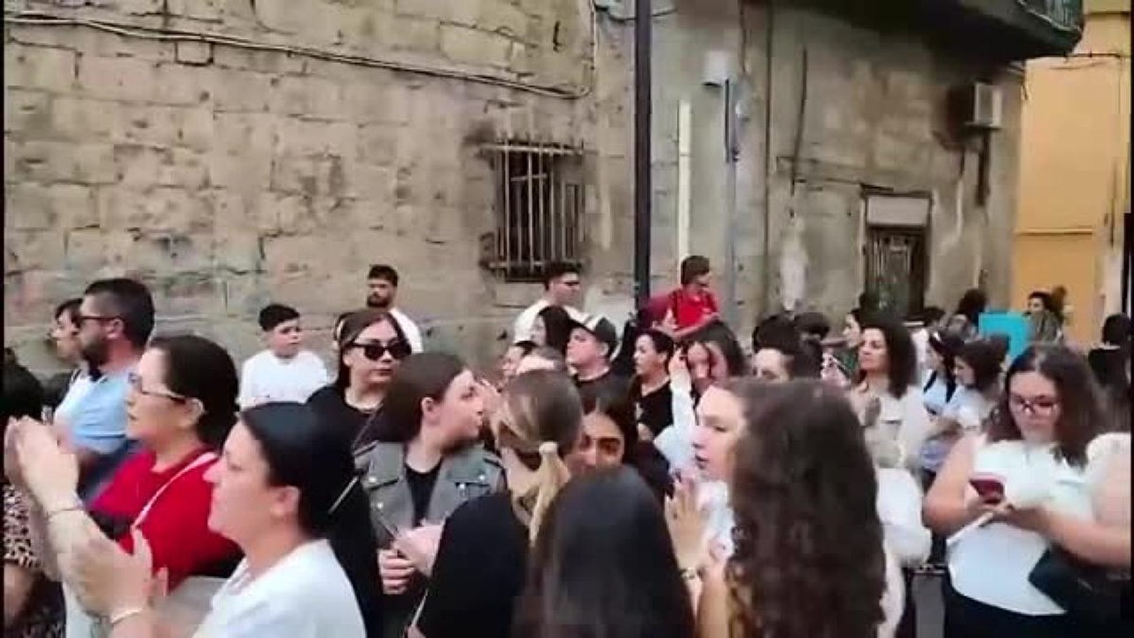 Commozione alla fiaccolata per Martina