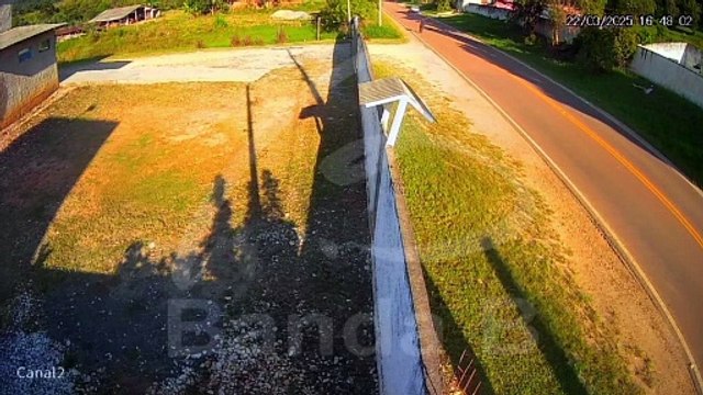 Suspeito de matar amigo a facadas e tentar desovar corpo é preso em Colombo; câmera flagra fuga a pé após acidente