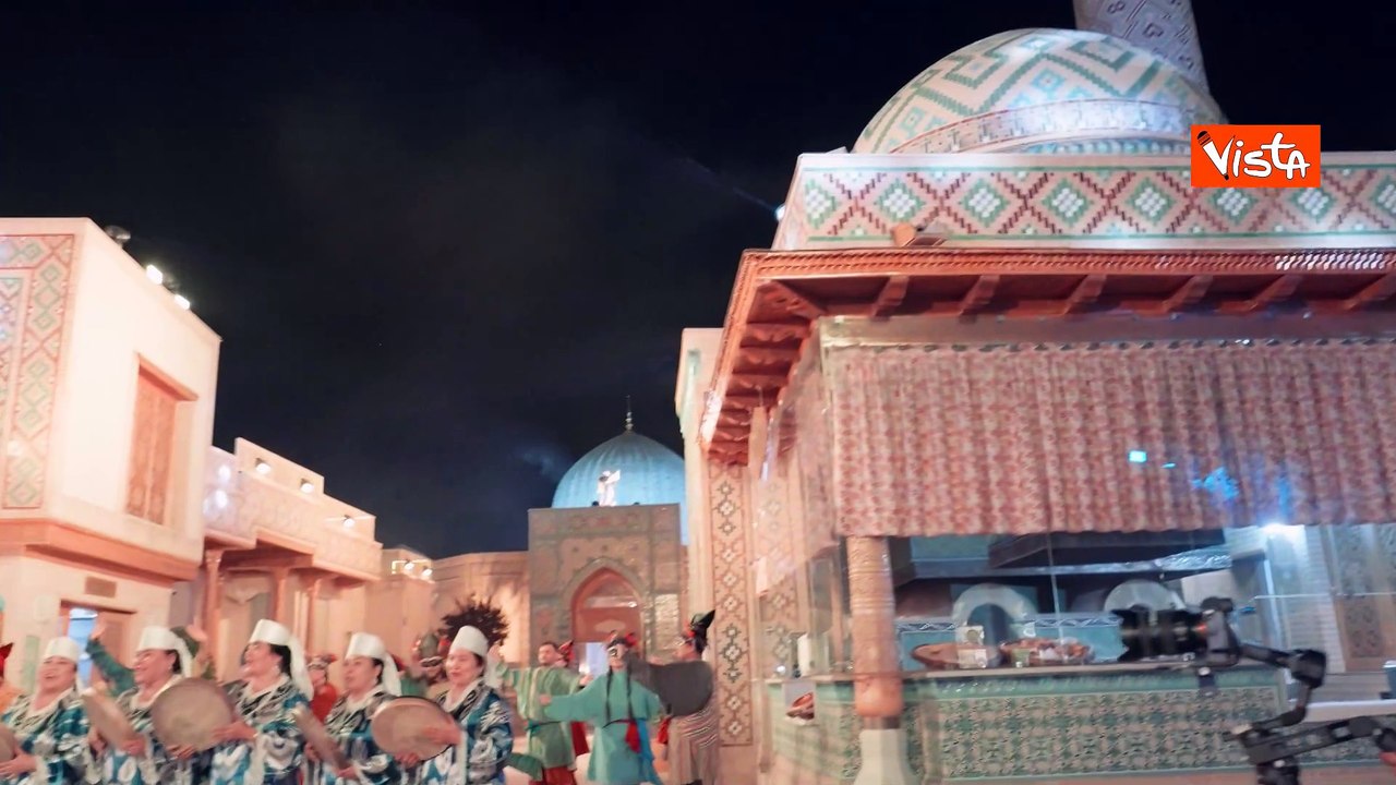 Meloni a Samarcanda, in Uzbekistan, accolta da balli tradizionali