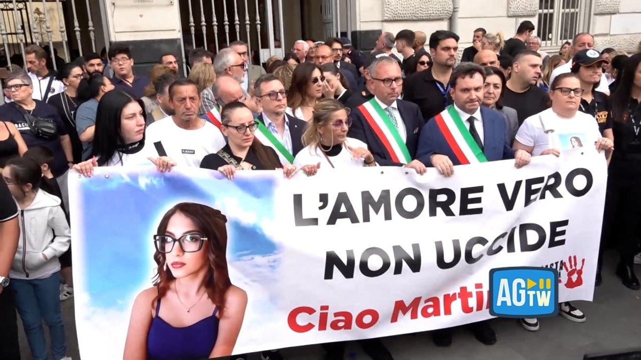 La marcia silenziosa per Martina Carbonaro, la sfogo della mamma: «Al suo assassino auguro il peggio»