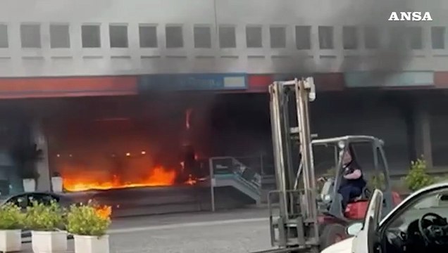 Nola, incendio in un deposito di materiale plastico all'Interporto