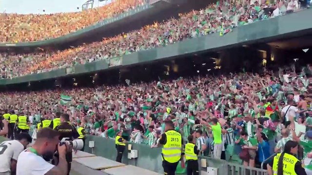 Final Conference League: La afición del Betis celebra el gol de Abde en el Benito Villamarín