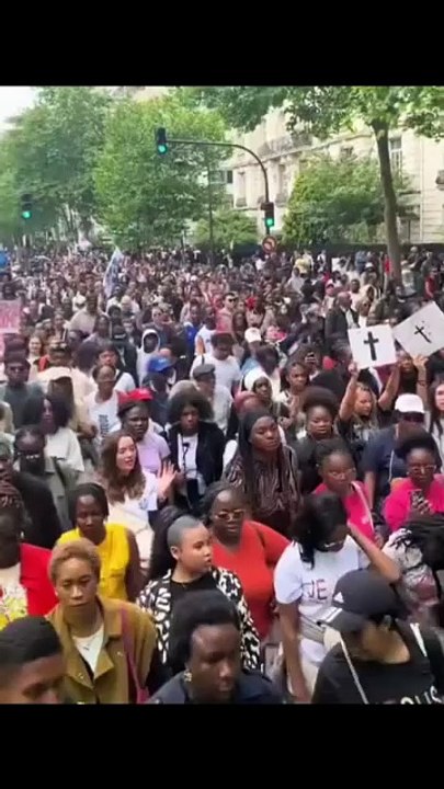 Religion et politique : quand les évangéliques défilent à Paris, Macron cible les Frères musulmans