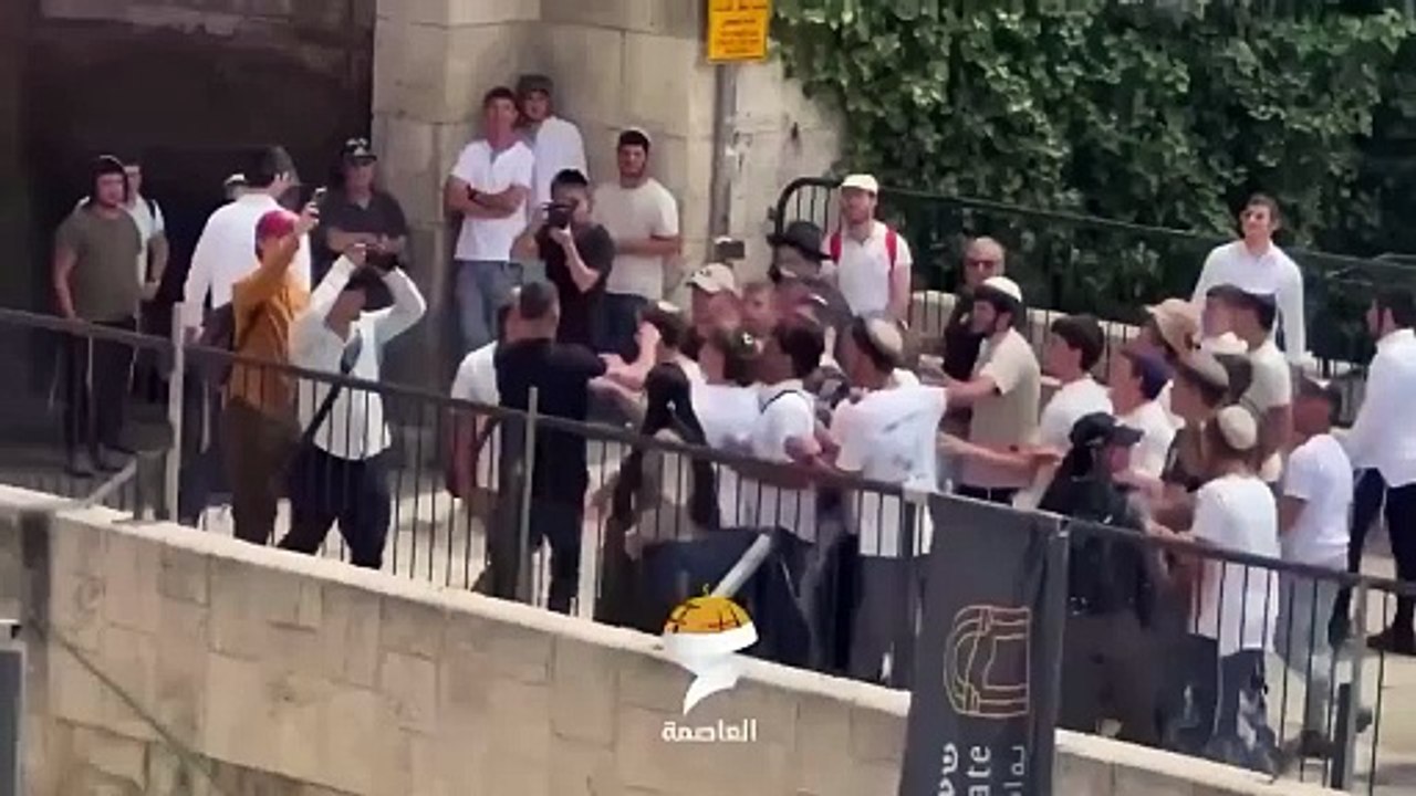 Un palestinien met en déroute une dizaine de colons israéliens qui ont tenté de l’attaquer lors de la célébration de la conquête de Jérusalem après la guerre de 1967.