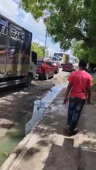 Calles intransitables en La Caleta generan caos frente al Aeropuerto Las Américas