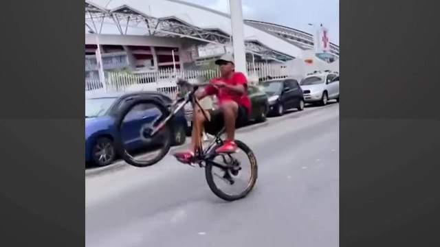 tn7-Ciclista sube a redes sociales videos con maniobras peligrosas que realiza en carretera-280525