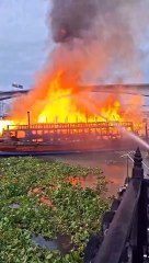 ระทึก เพลิงไหม้เรือเอี่ยมจุ๊นท่องเที่ยว 2 ลำ หลังโรงแรมดังย่านฝั่งธน