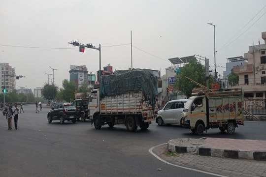 Jaipur Weather : जयपुर में मौसम का मिजाज नर्म-गर्म, बादल छाए, अंधड़ का मौसम